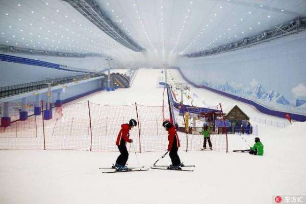 World's Largest Indoor Ski Resort Opens In Harbin