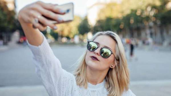 'Selfitis' - People Obsessed With Taking Selfies May Have Genuine Condition, Experts Say