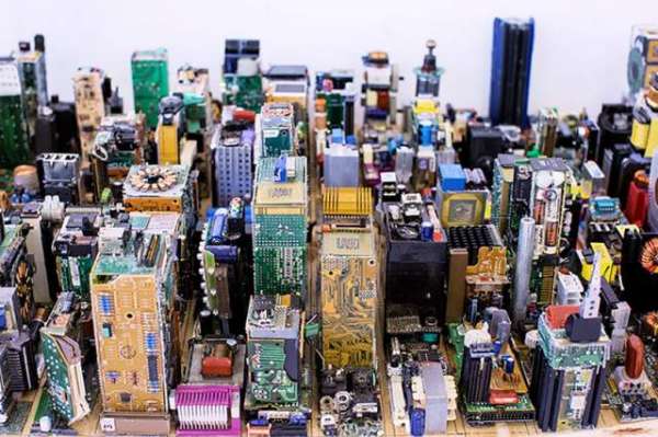Artist Spends Three Months Building Accurate Model Of Midtown Manhattan Out Of Old Computer Components