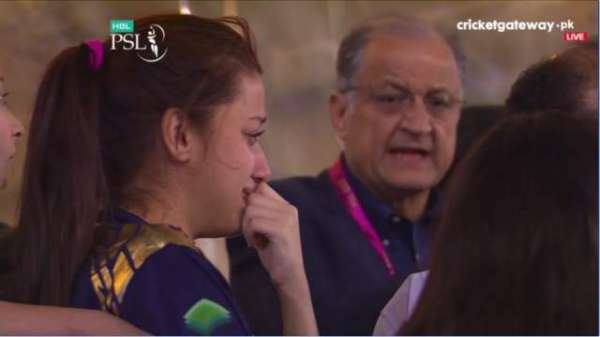 Images Of Emotional Female Supporter Of Quetta Gladiators Goes Viral On Social Media