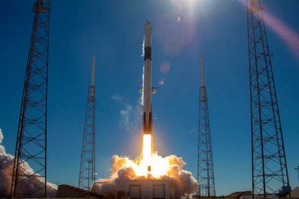 FCC clears SpaceX to fly internet satellites in lower orbit
