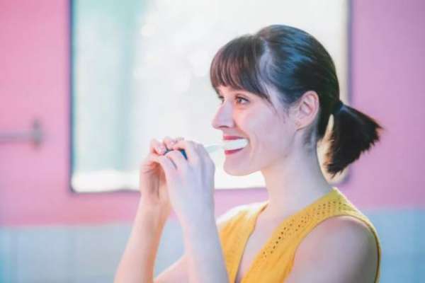 Y-Brush at CES is a toothbrush that cleans your teeth in 10 seconds